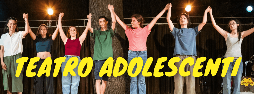 Ragazze e ragazzi del laboratorio di teatro adolescenti dell'Accademia Gerundia di Lodi si tengono per mano e salutano il pubblico sul palco