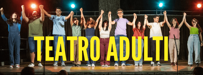 Gruppo del laboratorio di teatro adulti dell'Accademia Gerundia di Lodi, in fila sul palco mano nella mano, saluta il pubblico