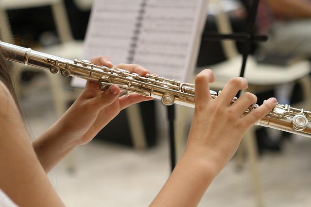 membro dell'orchestra suona il flauto