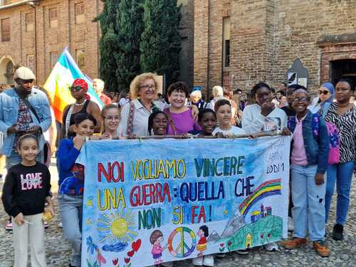 Marcia della Pace del Lodigiano: l'apertura della bandiera della pace